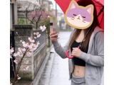 雨と桜の花と赤い傘