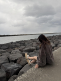 OLの格好で海で撮影したよ。