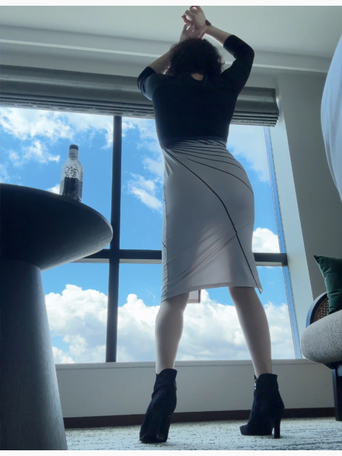 おしりでエナジーチャージ!踊るお姉さん、今日も絶好調🥰