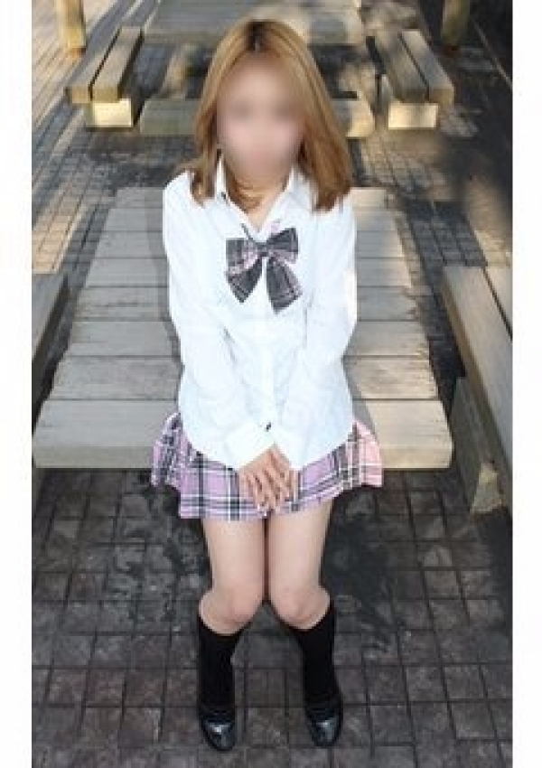 なつき、制服専門ガールズコレクション