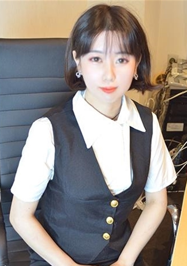 じゅんな、現役OL たちの秘密のアルバイト シークレットオフィス 1