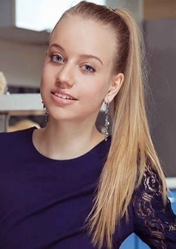 イーディス、金髪外人デリヘル ピンクゴールド 1