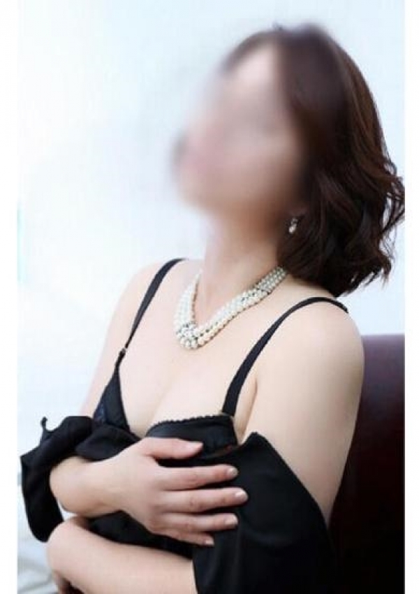 ひとみ、気になるとなりの美人妻 博多人妻 アイリス 3