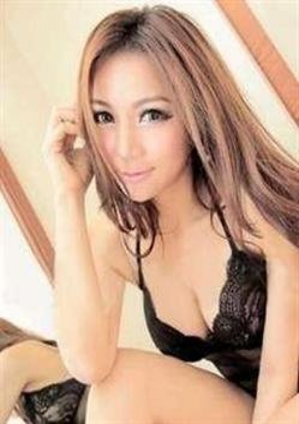 ナツキ、女優 3