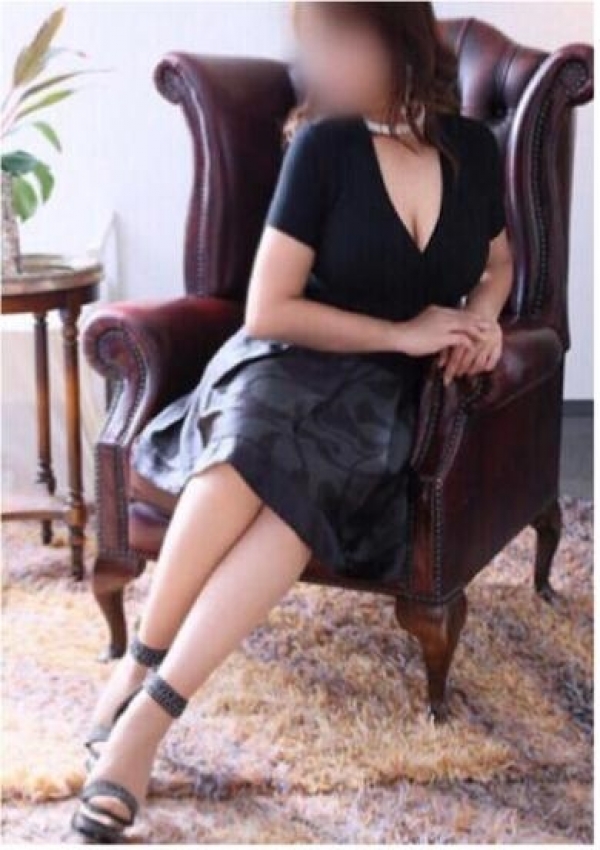 ゆうな、気になるとなりの美人妻 博多人妻 アイリス 3