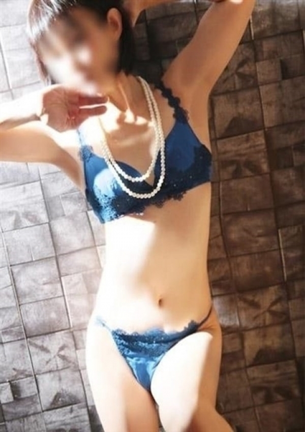 みなみ、ノーハンドで楽しませる人妻 池袋店 2